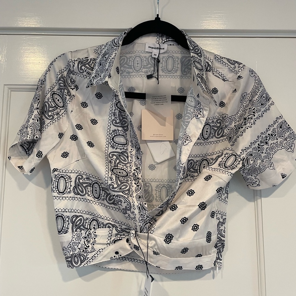 superdown Jenela Twist Front Shirt in Cream & Black NWT size XS - Picture 3 of 4